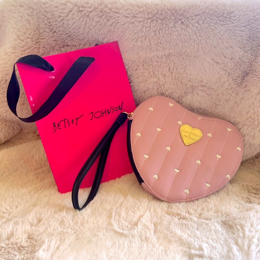 New w/o tags! Luv Betsey By Betsey Johnson Heart Wristlet